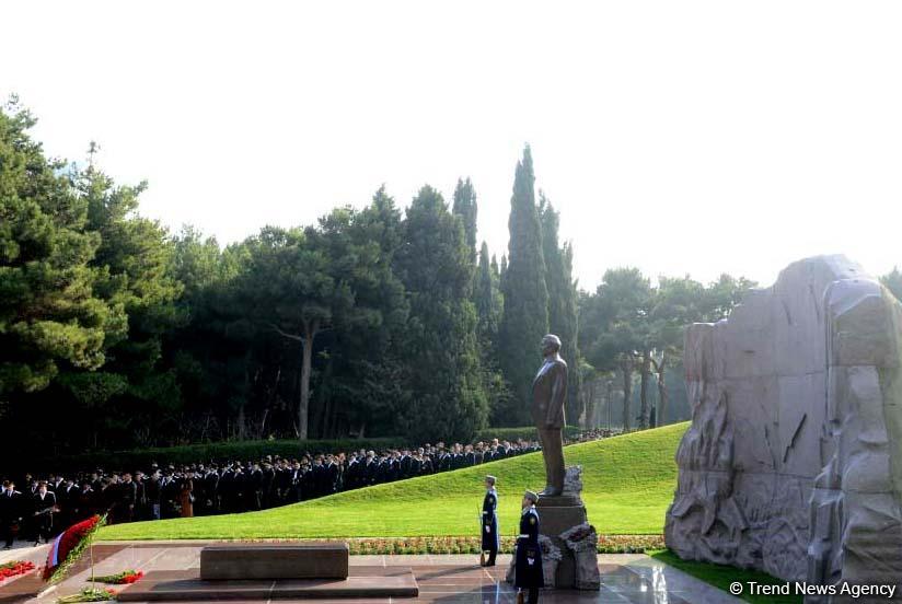 Общественность Азербайджана чтит память  великого лидера Гейдара Алиева (ФОТО)