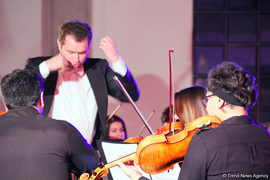 Зимний вечер Баку озарился магией неоклассики Оксаны Велиевой и оркестра Джавада Тагизаде (ВИДЕО/ФОТО)
