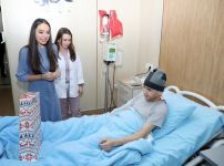 Вице-президент Фонда Гейдара Алиева Лейла Алиева навестила детей, получающих лечение в Детской клинике Национального центра онкологии (ФОТО)