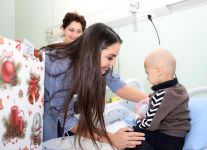 Вице-президент Фонда Гейдара Алиева Лейла Алиева навестила детей, получающих лечение в Детской клинике Национального центра онкологии (ФОТО)