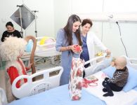 Вице-президент Фонда Гейдара Алиева Лейла Алиева навестила детей, получающих лечение в Детской клинике Национального центра онкологии (ФОТО)