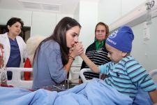 Вице-президент Фонда Гейдара Алиева Лейла Алиева навестила детей, получающих лечение в Детской клинике Национального центра онкологии (ФОТО)