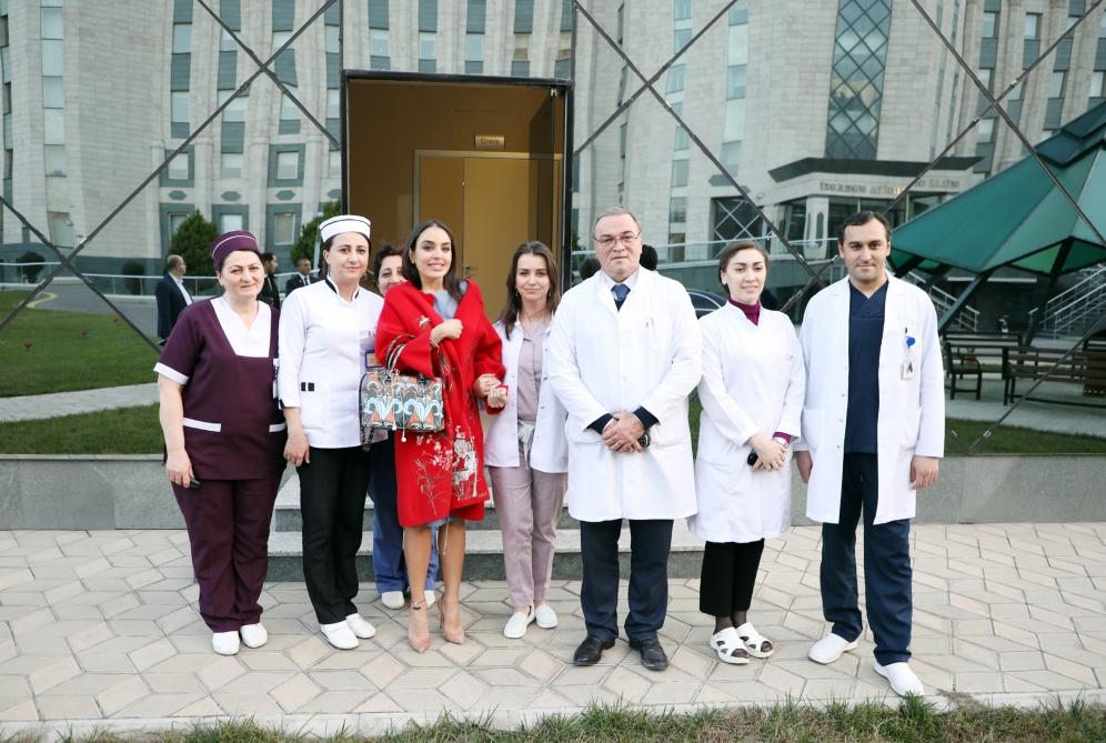 Вице-президент Фонда Гейдара Алиева Лейла Алиева навестила детей, получающих лечение в Детской клинике Национального центра онкологии (ФОТО)