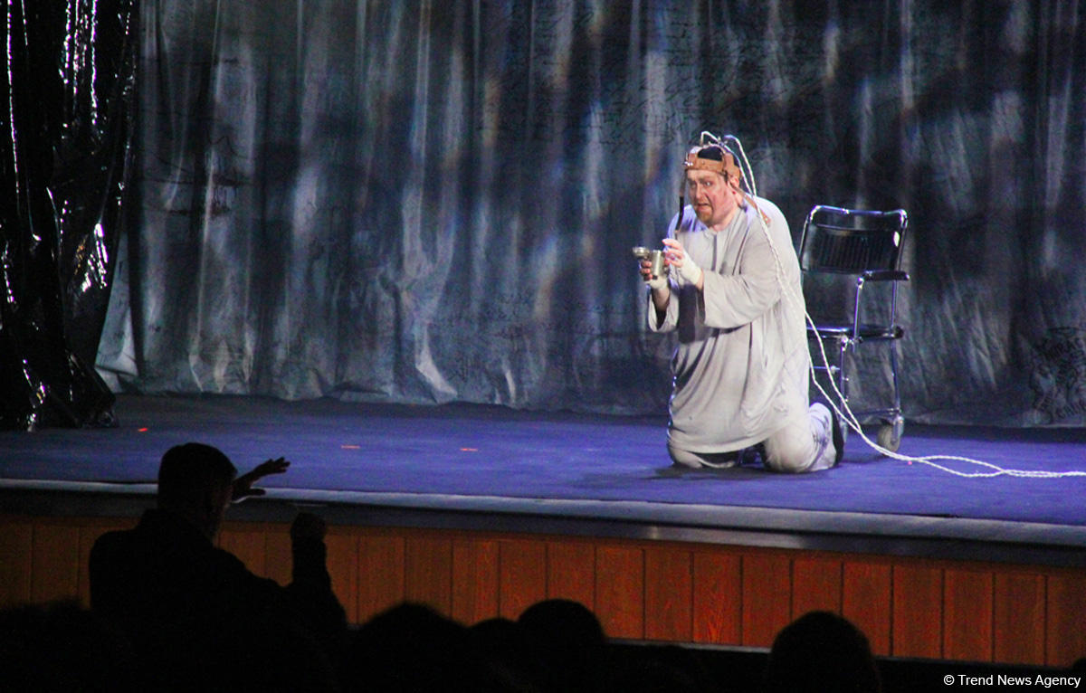 В Баку главврач Мефистофель показал эксперименты над человеческим разумом!  Деньги, слава, наслаждения…(ВИДЕО, ФОТО)