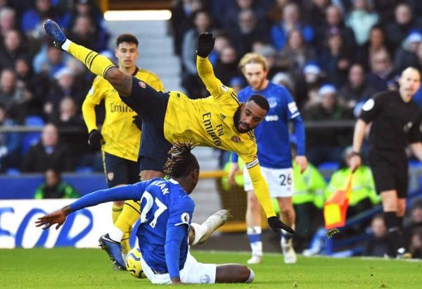 "Эвертон" и "Арсенал" сыграли вничью в матче чемпионата Англии по футболу