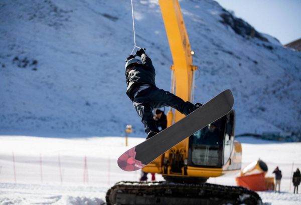 Экстремальная зима в Азербайджане – головокружительный драйв с гигантским экскаватором  (ВИДЕО, ФОТО)