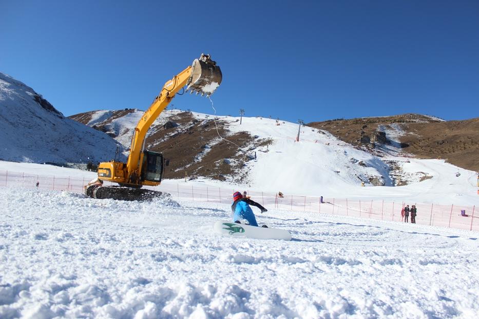 Экстремальная зима в Азербайджане – головокружительный драйв с гигантским экскаватором  (ВИДЕО, ФОТО)