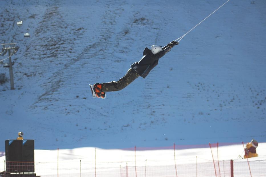 Экстремальная зима в Азербайджане – головокружительный драйв с гигантским экскаватором  (ВИДЕО, ФОТО)