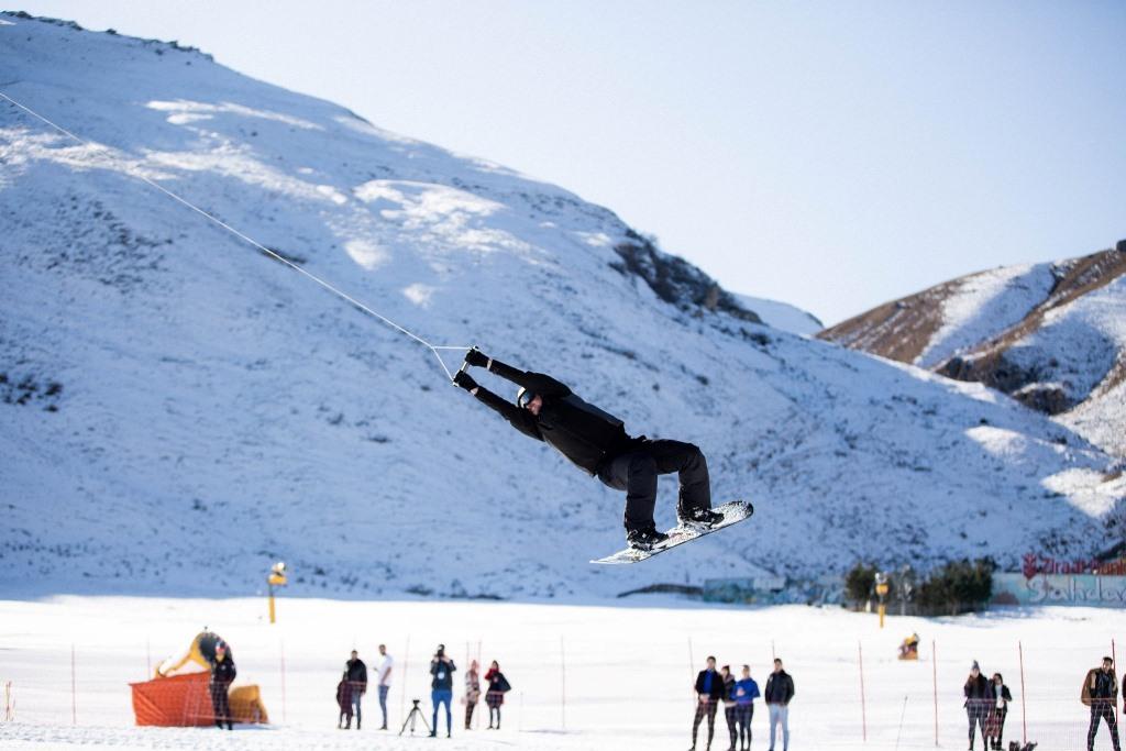 Экстремальная зима в Азербайджане – головокружительный драйв с гигантским экскаватором  (ВИДЕО, ФОТО)