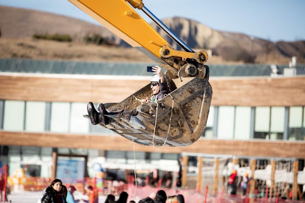 Экстремальная зима в Азербайджане – головокружительный драйв с гигантским экскаватором  (ВИДЕО, ФОТО)