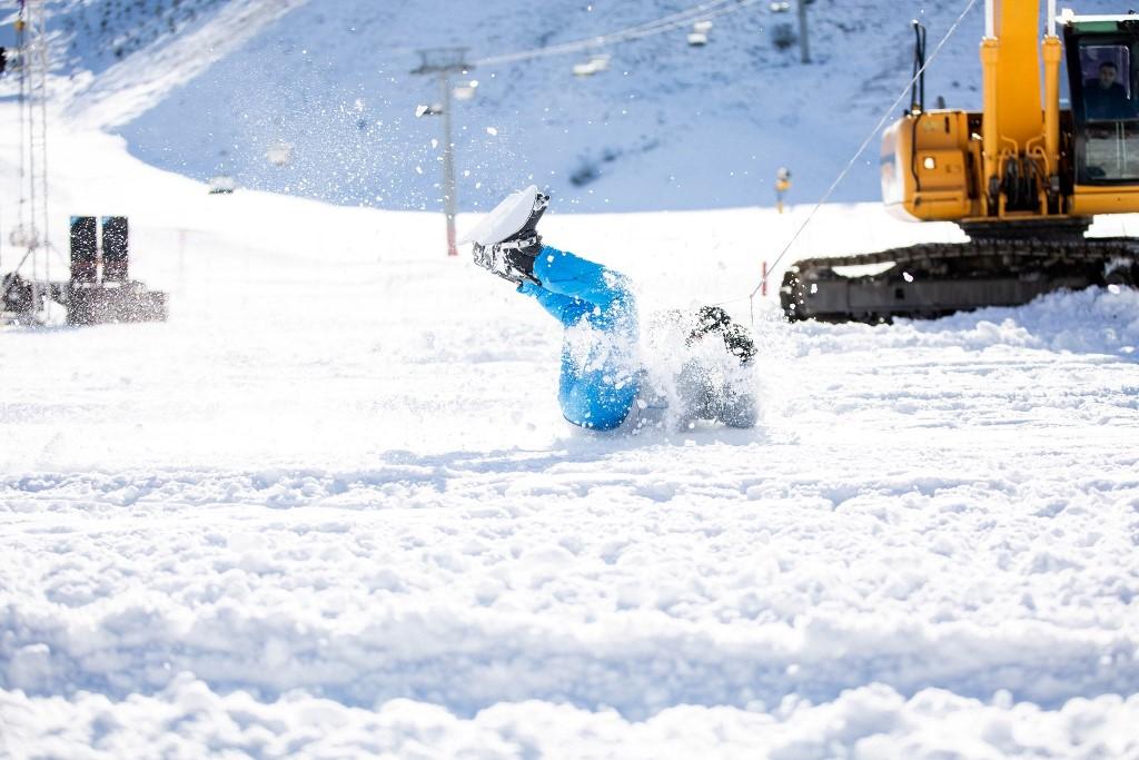 Экстремальная зима в Азербайджане – головокружительный драйв с гигантским экскаватором  (ВИДЕО, ФОТО)