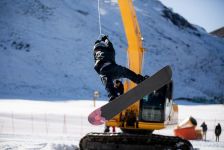 Экстремальная зима в Азербайджане – головокружительный драйв с гигантским экскаватором  (ВИДЕО, ФОТО)