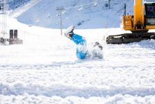 Экстремальная зима в Азербайджане – головокружительный драйв с гигантским экскаватором  (ВИДЕО, ФОТО)