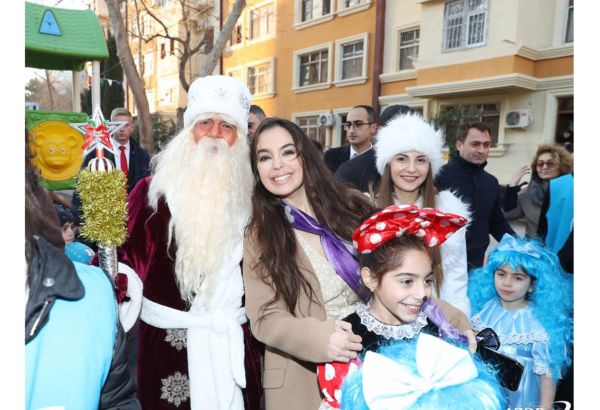 Вице-президент Фонда Гейдара Алиева Лейла Алиева приняла участие в открытии очередного двора, благоустроенного в Бинагадинском районе в рамках проекта "Наш двор" (ФОТО)