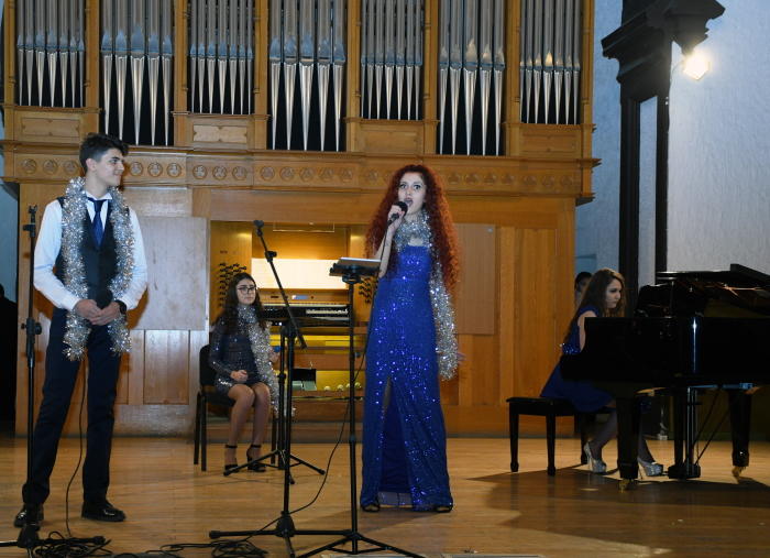 Happy New Year – артисты в Баку надели новогодние шапочки и подарили праздник (ФОТО)