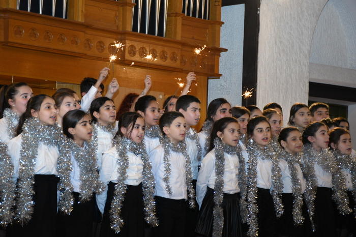 Happy New Year – артисты в Баку надели новогодние шапочки и подарили праздник (ФОТО)