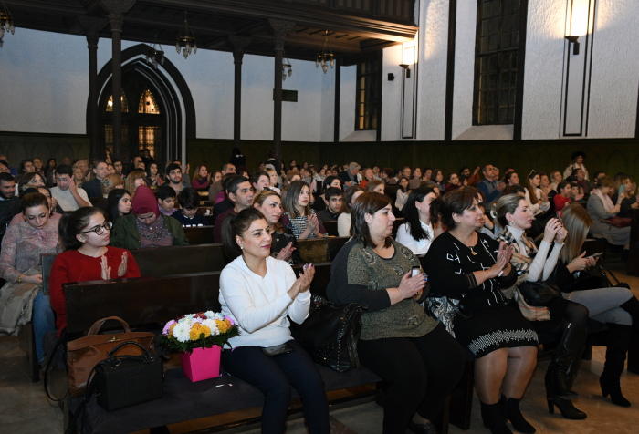 Happy New Year – артисты в Баку надели новогодние шапочки и подарили праздник (ФОТО)