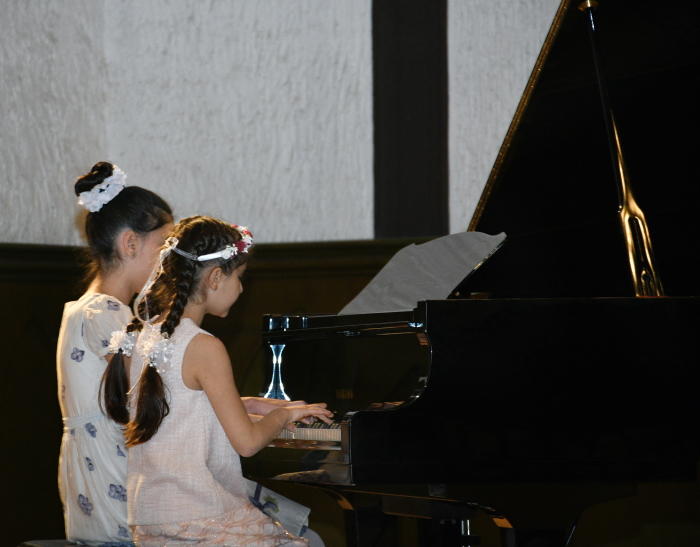 Happy New Year – артисты в Баку надели новогодние шапочки и подарили праздник (ФОТО)