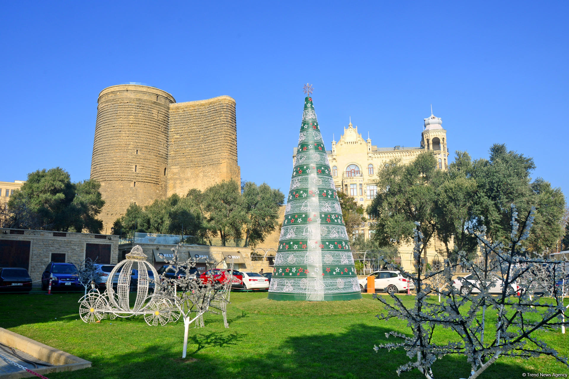 Предновогодний Баку в сверкании огней (ФОТОРЕПОРТАЖ)