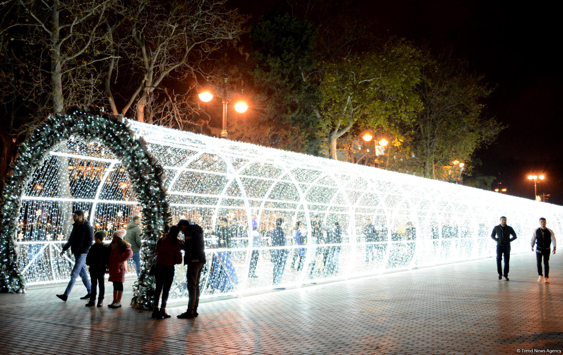 Предновогодний Баку в сверкании огней (ФОТОРЕПОРТАЖ)