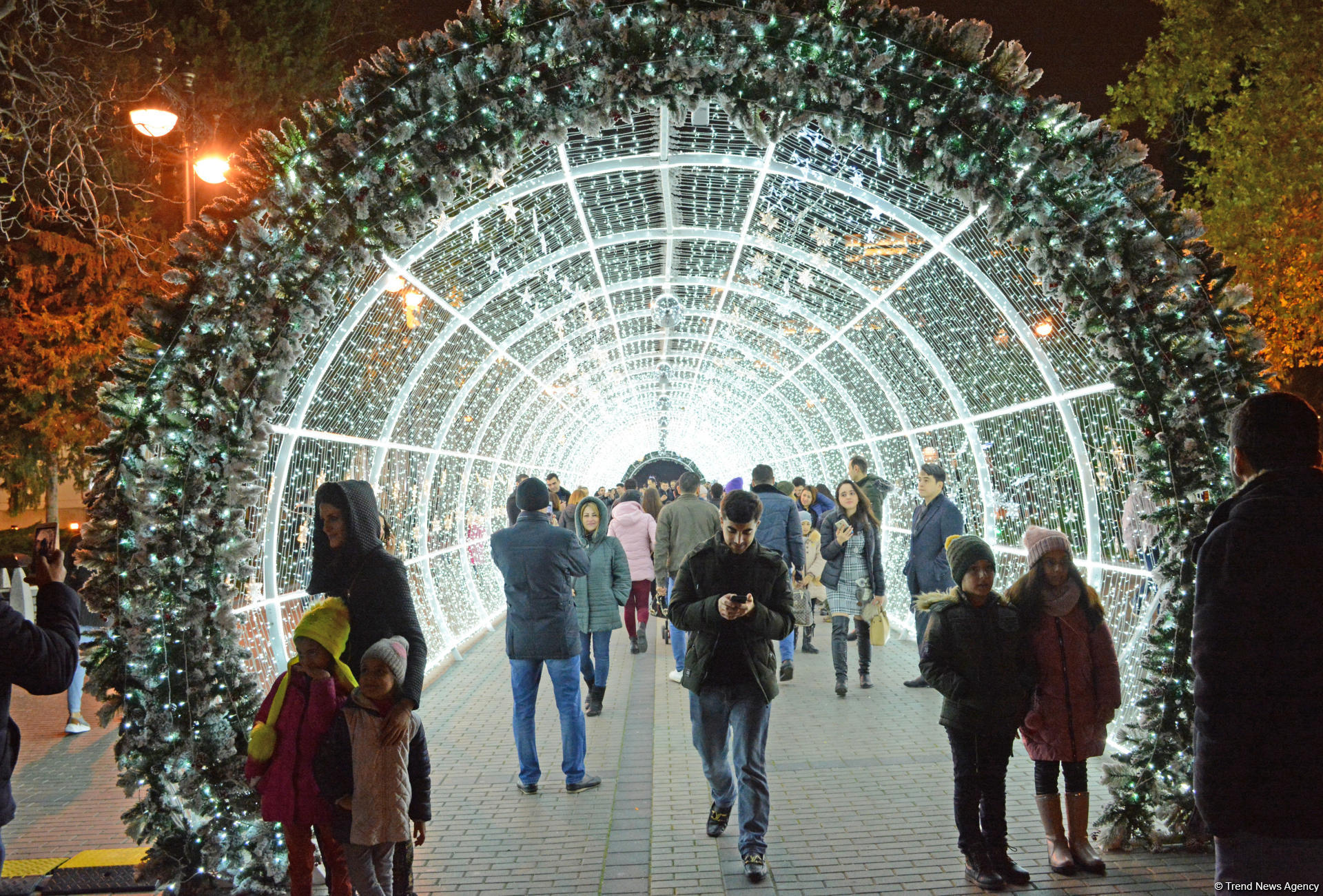 Предновогодний Баку в сверкании огней (ФОТОРЕПОРТАЖ)