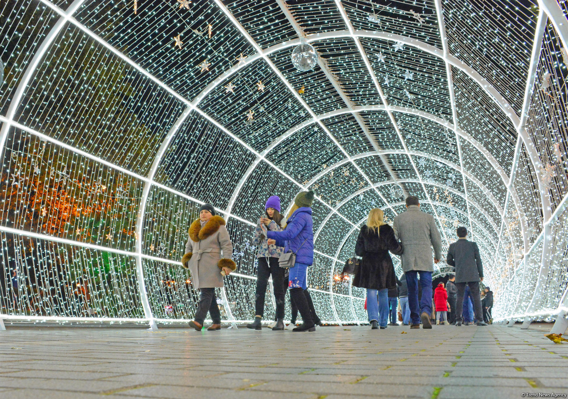 Предновогодний Баку в сверкании огней (ФОТОРЕПОРТАЖ)
