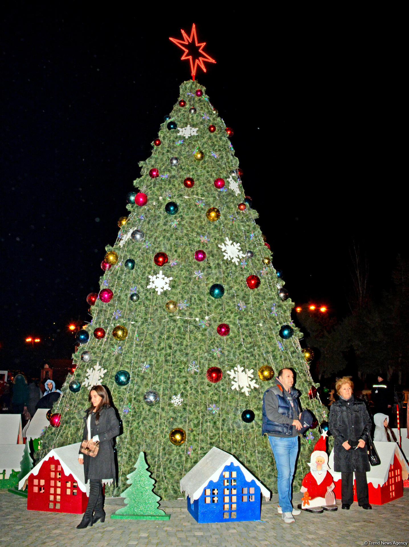 Предновогодний Баку в сверкании огней (ФОТОРЕПОРТАЖ)