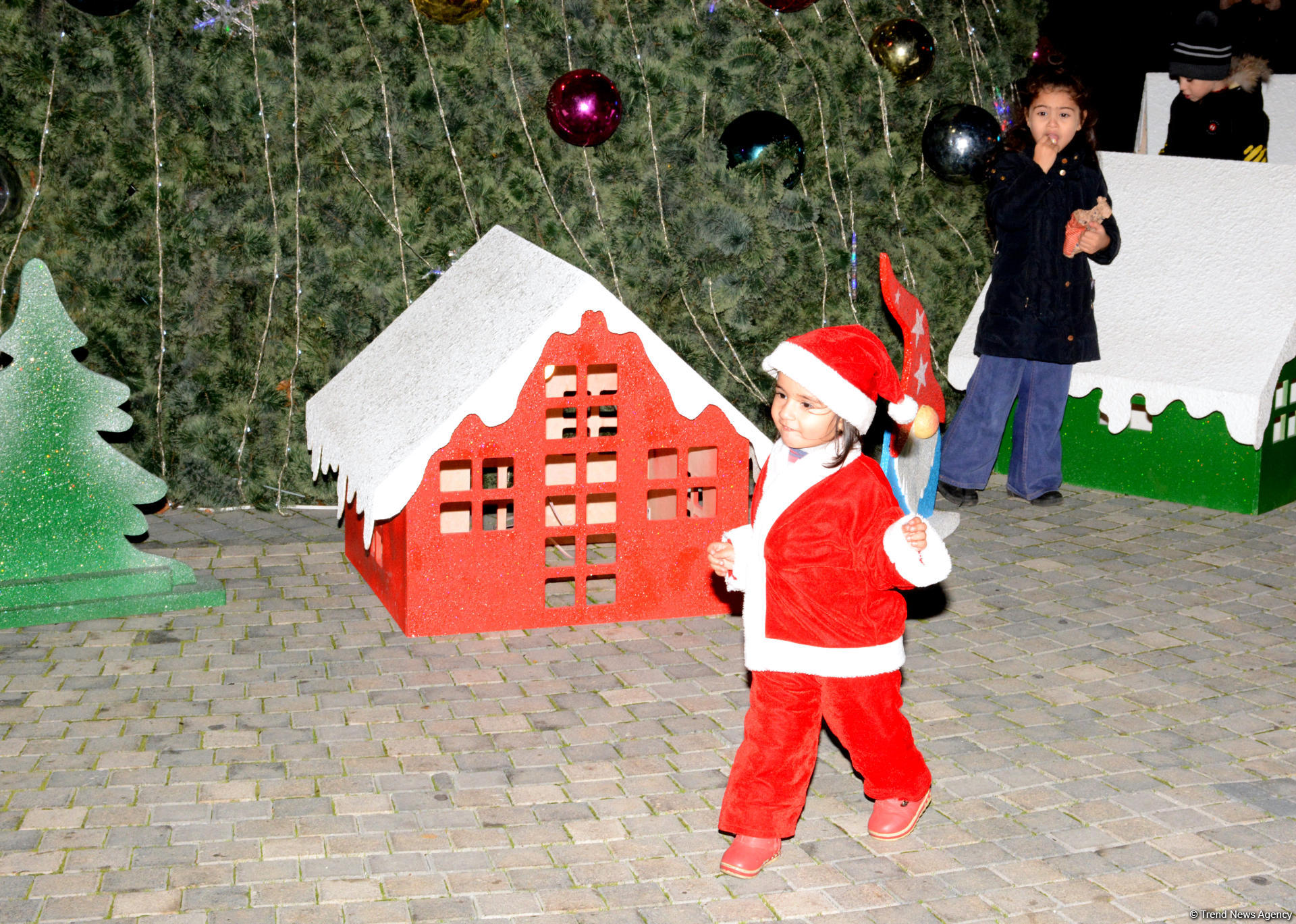 Предновогодний Баку в сверкании огней (ФОТОРЕПОРТАЖ)