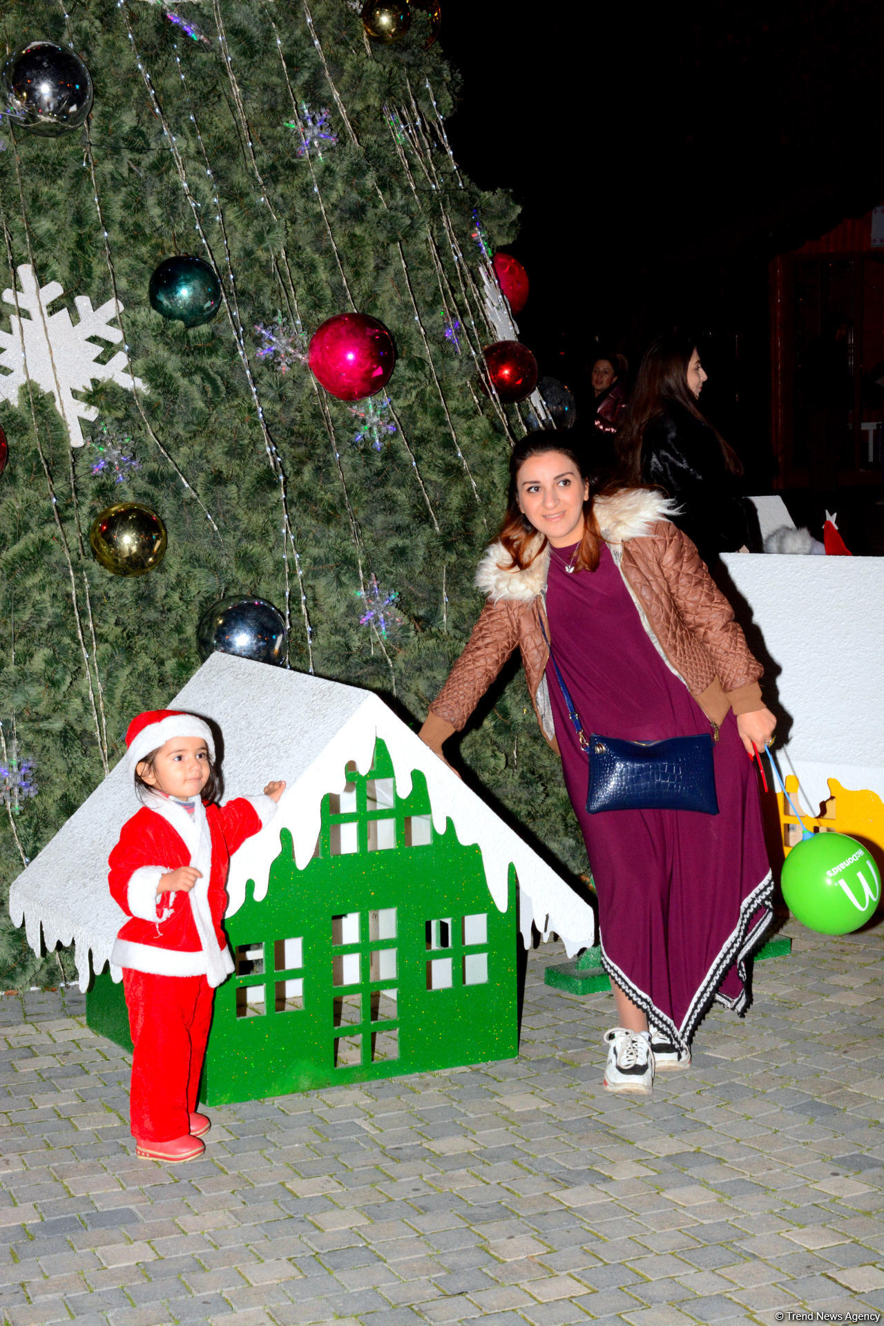 Предновогодний Баку в сверкании огней (ФОТОРЕПОРТАЖ)