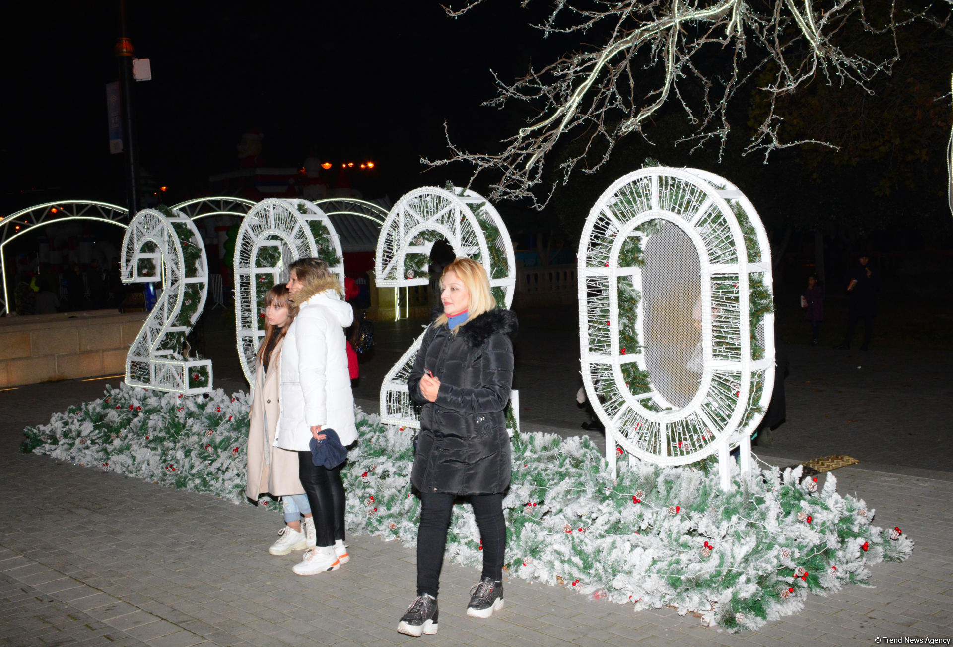 Предновогодний Баку в сверкании огней (ФОТОРЕПОРТАЖ)