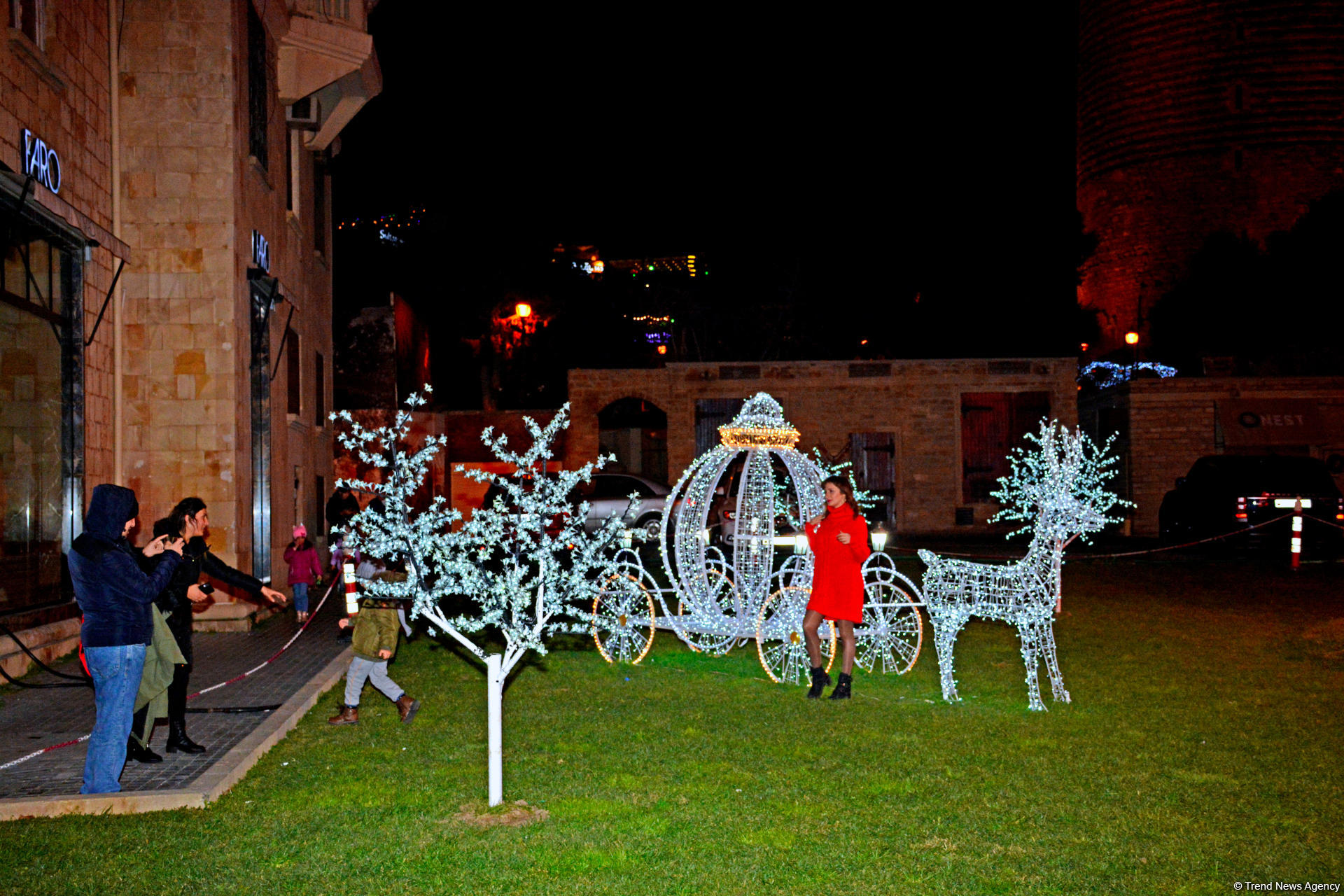 Предновогодний Баку в сверкании огней (ФОТОРЕПОРТАЖ)