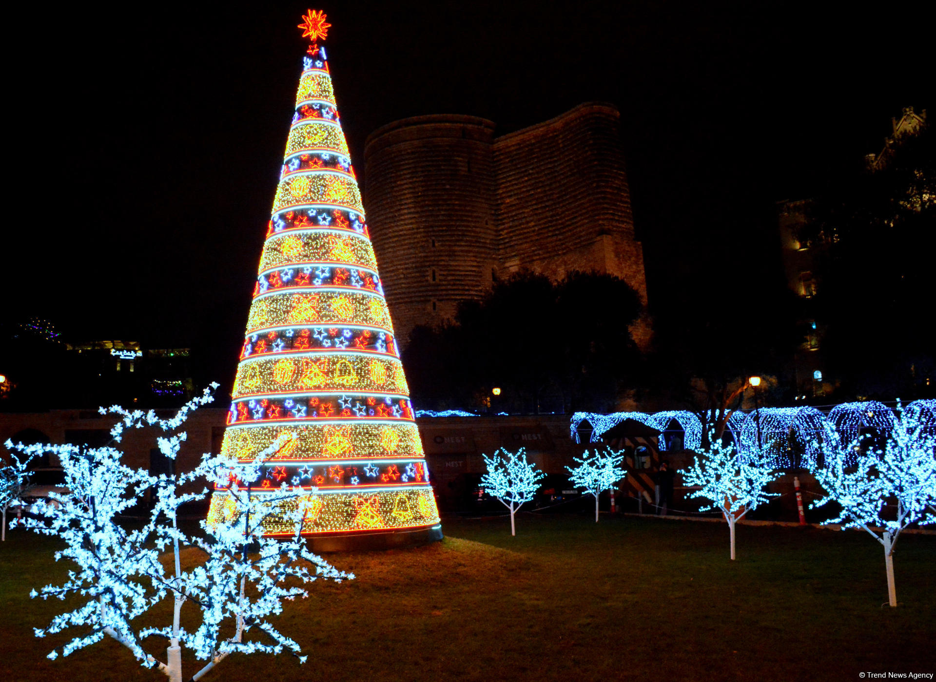 Предновогодний Баку в сверкании огней (ФОТОРЕПОРТАЖ)