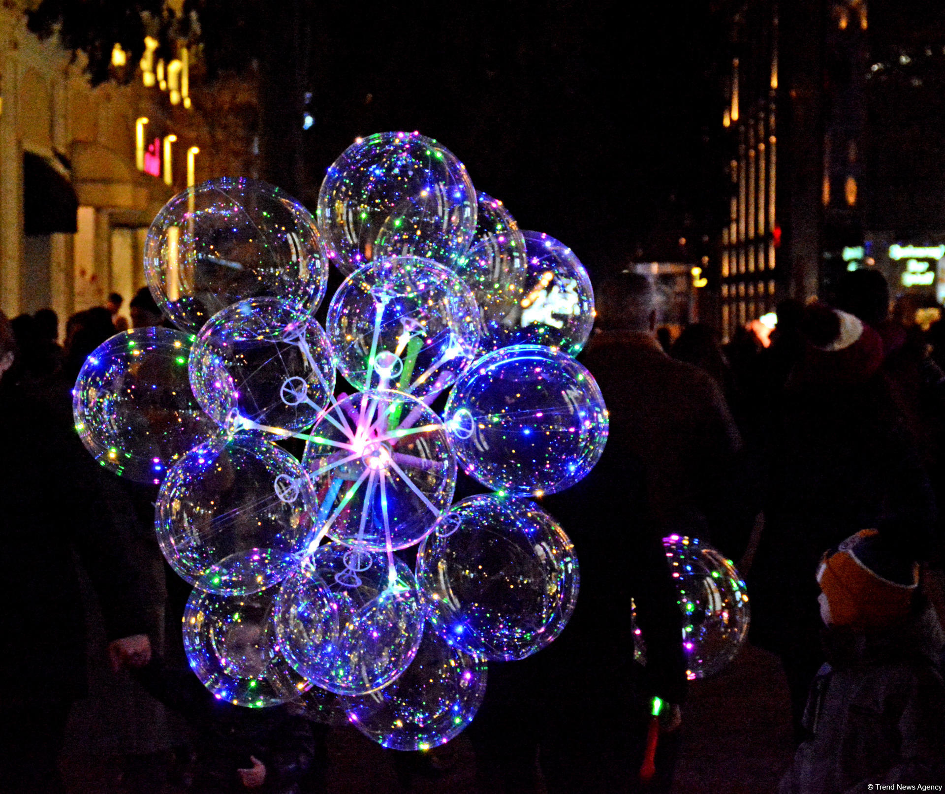 Предновогодний Баку в сверкании огней (ФОТОРЕПОРТАЖ)
