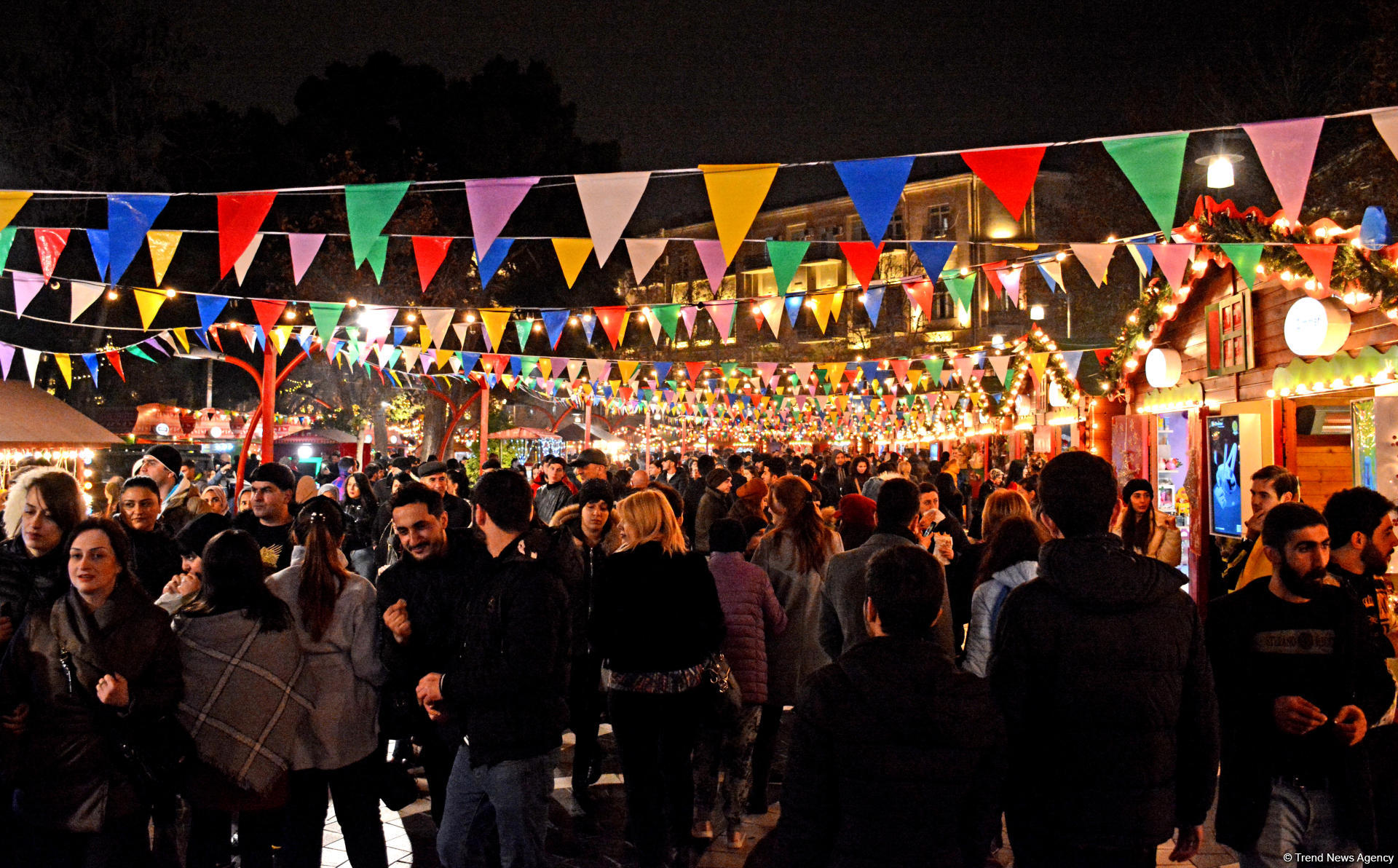 Предновогодний Баку в сверкании огней (ФОТОРЕПОРТАЖ)