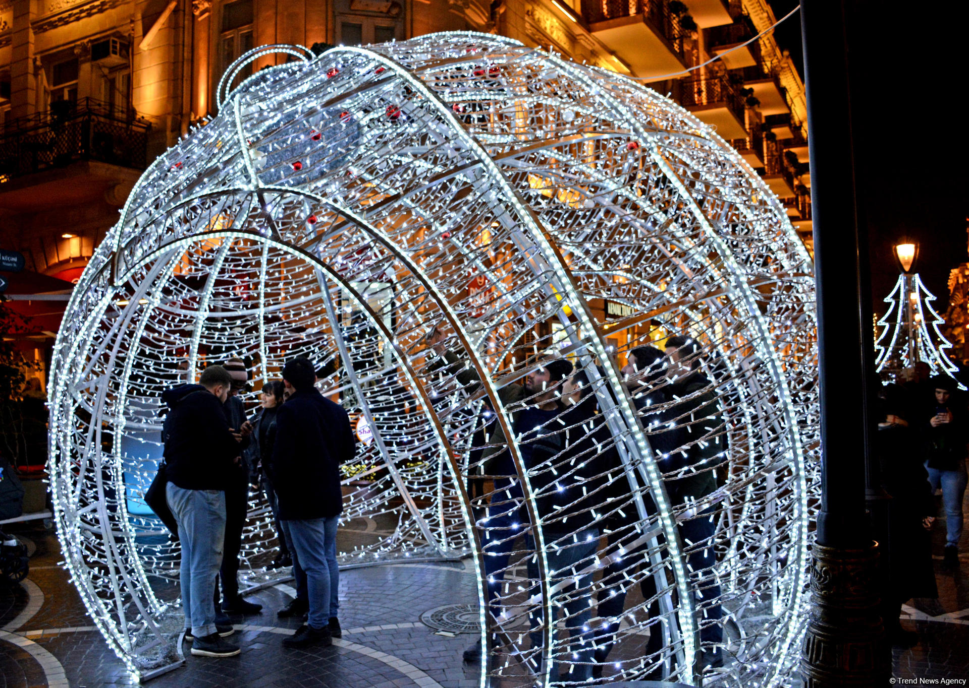 Предновогодний Баку в сверкании огней (ФОТОРЕПОРТАЖ)