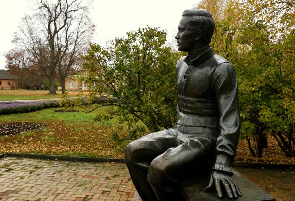 Лермонтовские встречи в Азербайджане. Студенты учились писать гусиными перьями (ФОТО)