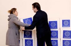 Фонд Гейдара Алиева раздал праздничные подарки малообеспеченным семьям (ФОТО)