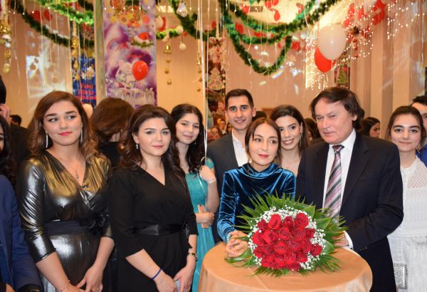 В Бакинском филиале МГУ имени М.В.Ломоносова прошел традиционный красочный новогодний вечер (ФОТО)
