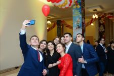 В Бакинском филиале МГУ имени М.В.Ломоносова прошел традиционный красочный новогодний вечер (ФОТО)