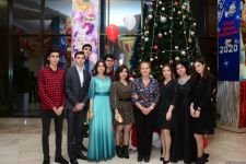 В Бакинском филиале МГУ имени М.В.Ломоносова прошел традиционный красочный новогодний вечер (ФОТО)