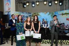 В Бакинском филиале МГУ имени М.В.Ломоносова прошел традиционный красочный новогодний вечер (ФОТО)