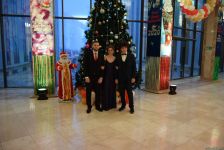 В Бакинском филиале МГУ имени М.В.Ломоносова прошел традиционный красочный новогодний вечер (ФОТО)