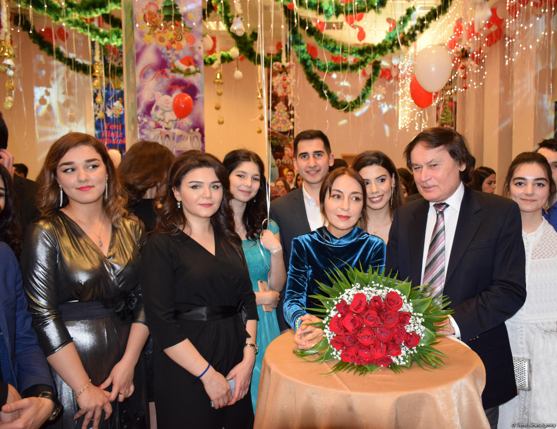 В Бакинском филиале МГУ имени М.В.Ломоносова прошел традиционный красочный новогодний вечер (ФОТО)
