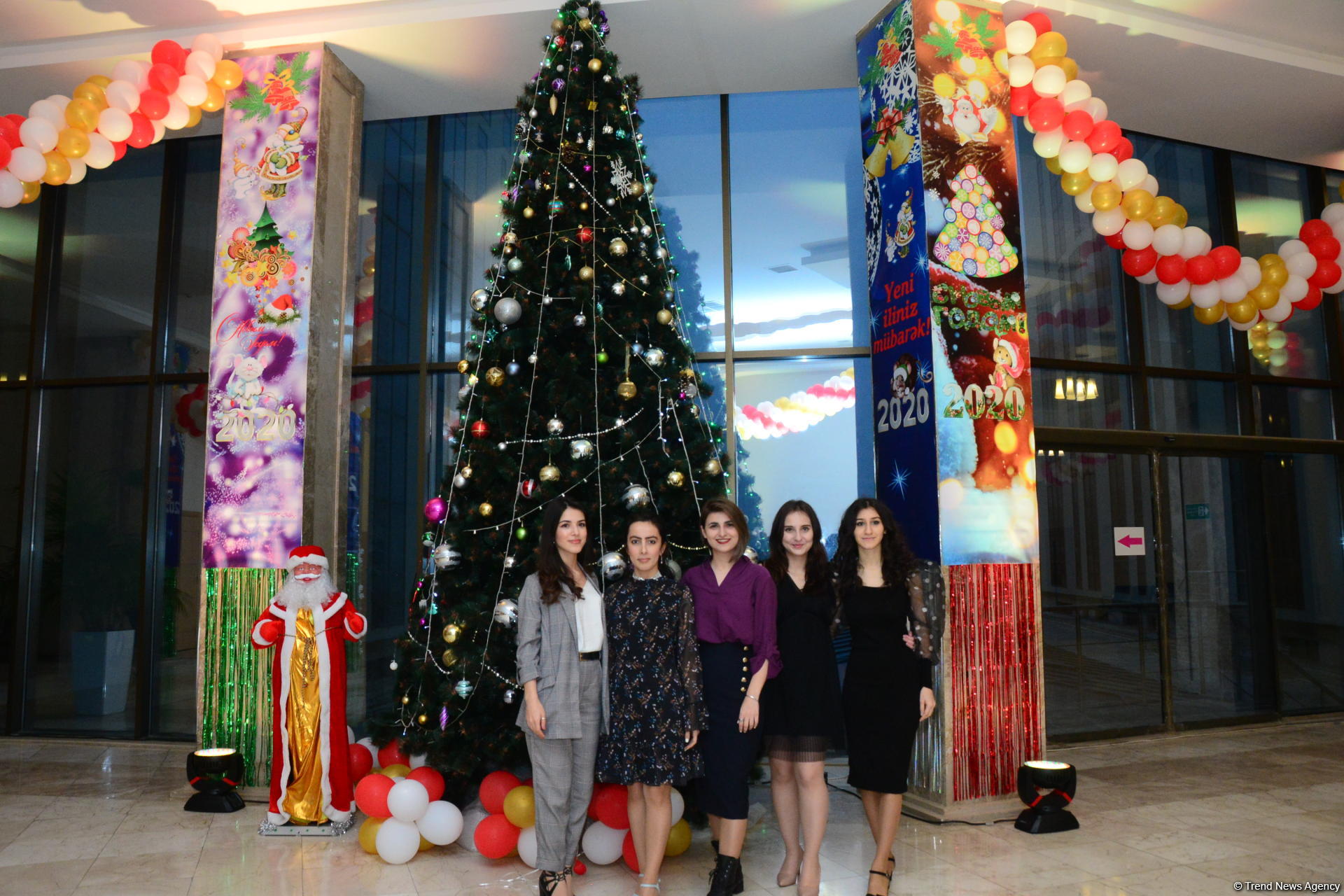 В Бакинском филиале МГУ имени М.В.Ломоносова прошел традиционный красочный новогодний вечер (ФОТО)