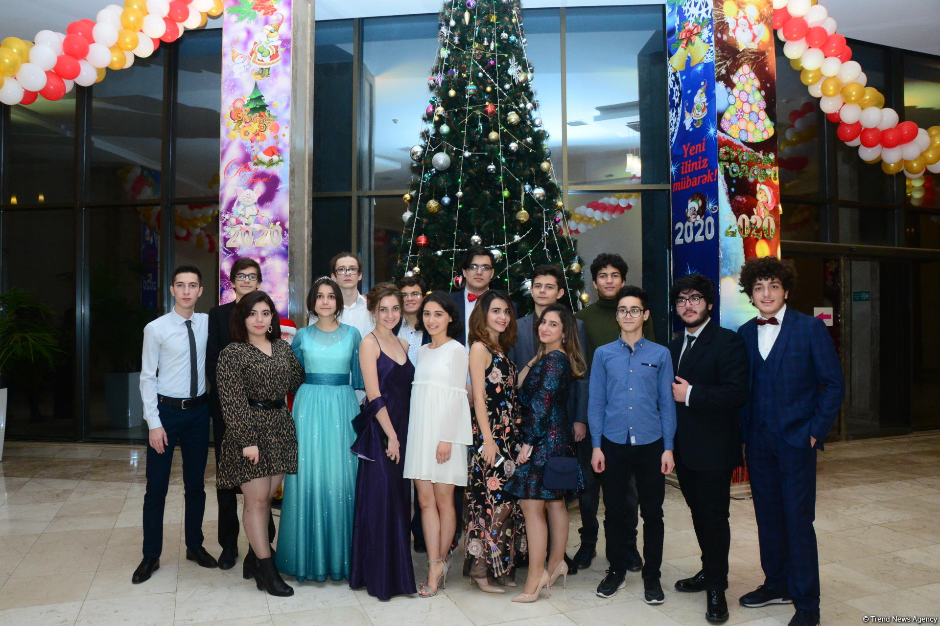 В Бакинском филиале МГУ имени М.В.Ломоносова прошел традиционный красочный новогодний вечер (ФОТО)