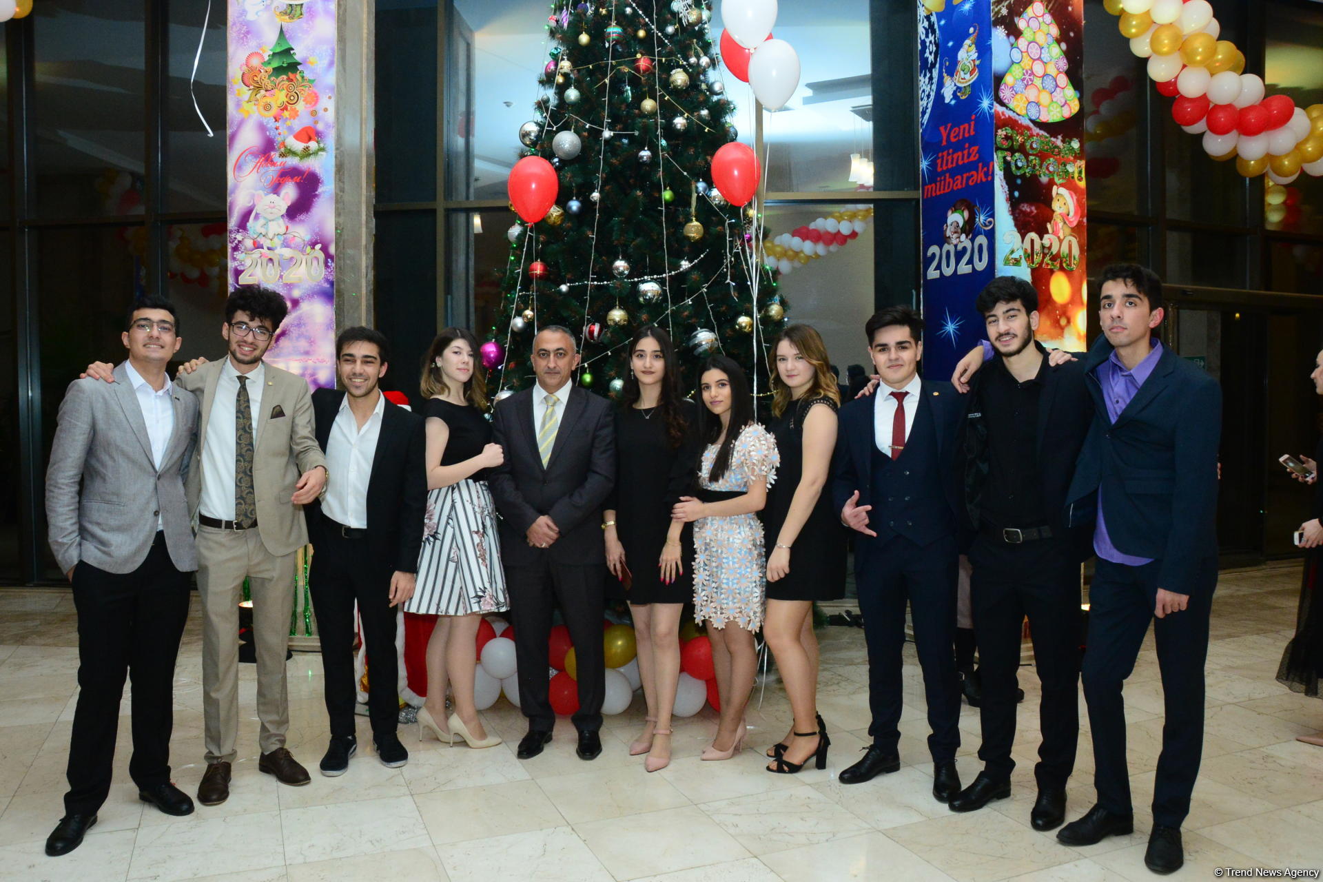 В Бакинском филиале МГУ имени М.В.Ломоносова прошел традиционный красочный новогодний вечер (ФОТО)