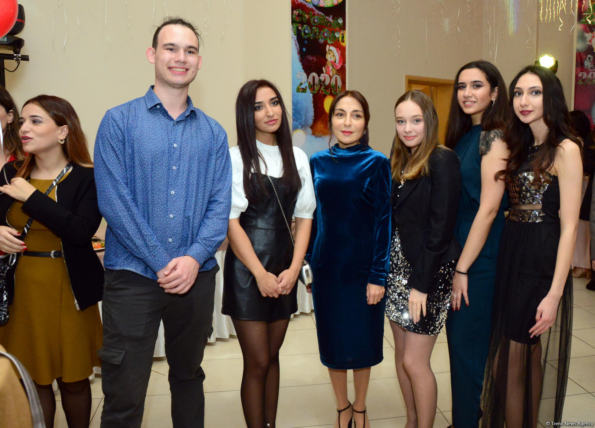 В Бакинском филиале МГУ имени М.В.Ломоносова прошел традиционный красочный новогодний вечер (ФОТО)