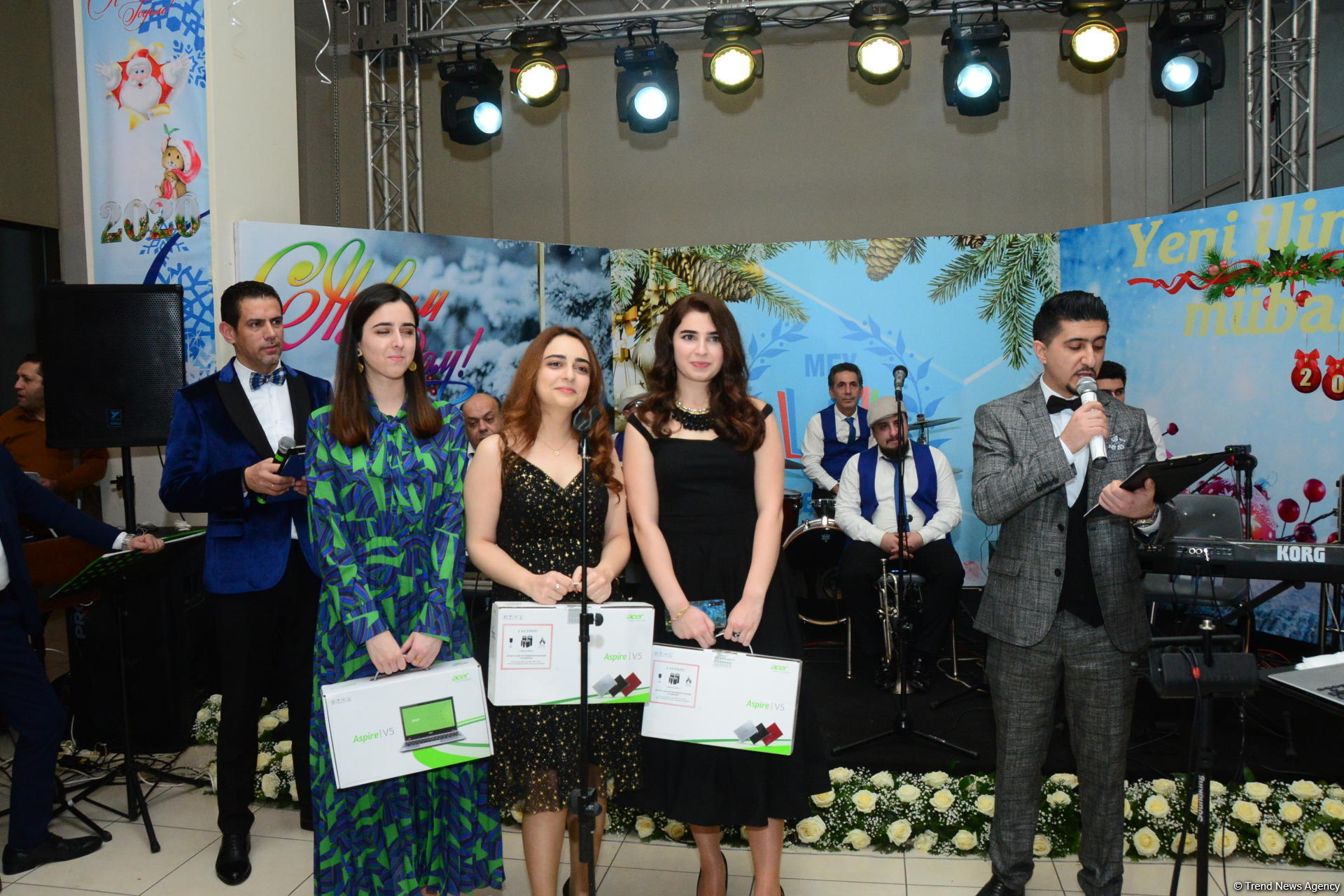 В Бакинском филиале МГУ имени М.В.Ломоносова прошел традиционный красочный новогодний вечер (ФОТО)