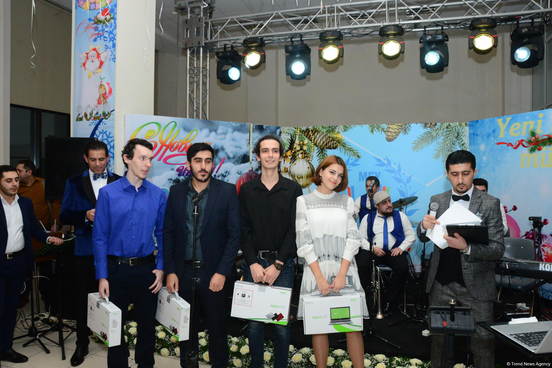 В Бакинском филиале МГУ имени М.В.Ломоносова прошел традиционный красочный новогодний вечер (ФОТО)