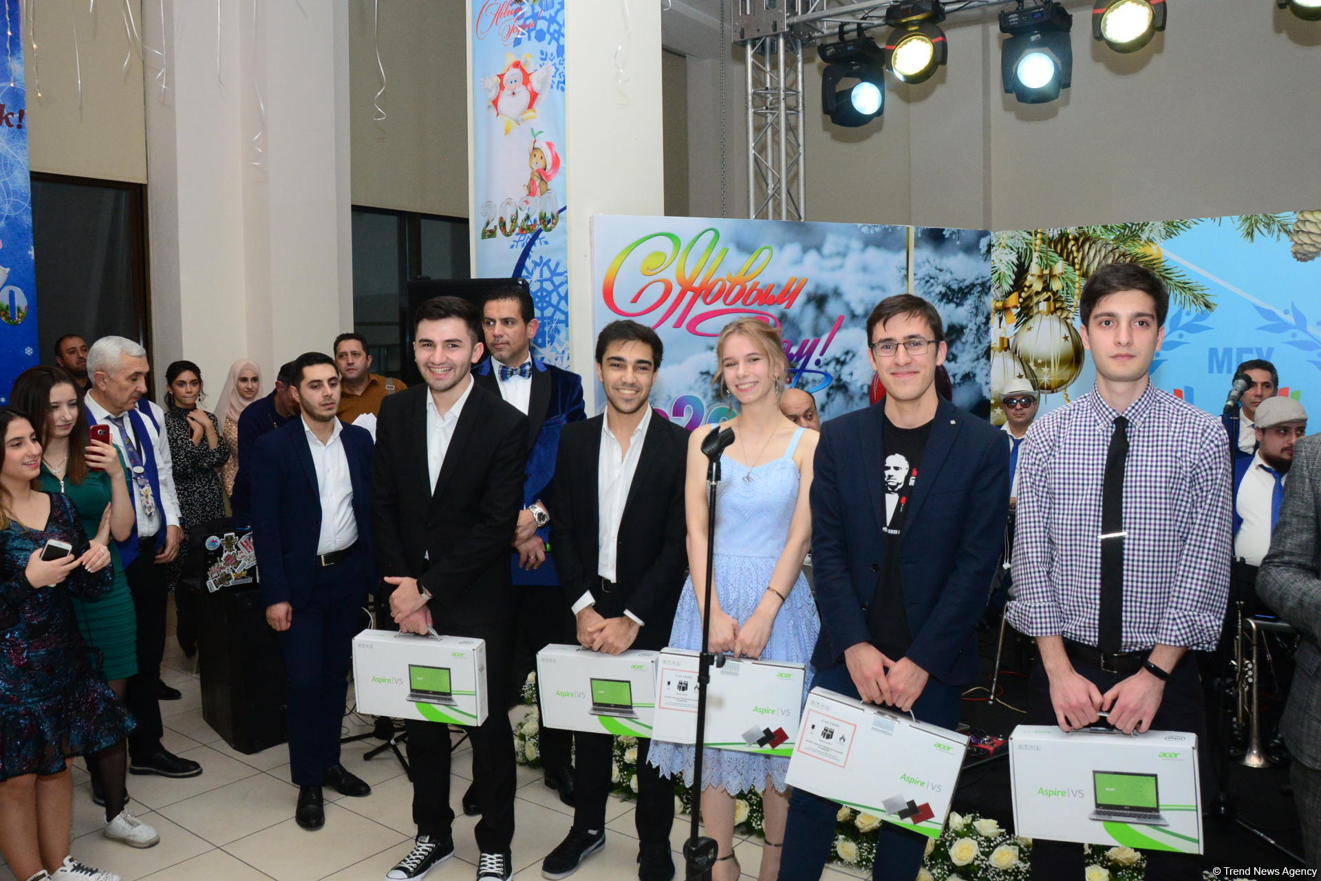 В Бакинском филиале МГУ имени М.В.Ломоносова прошел традиционный красочный новогодний вечер (ФОТО)